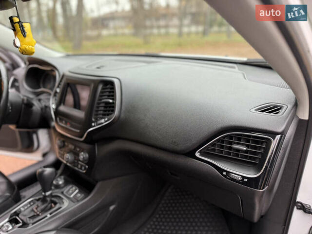 Белый Джип Чероки, объемом двигателя 3.24 л и пробегом 135 тыс. км за 20500 $, фото 27 на Automoto.ua