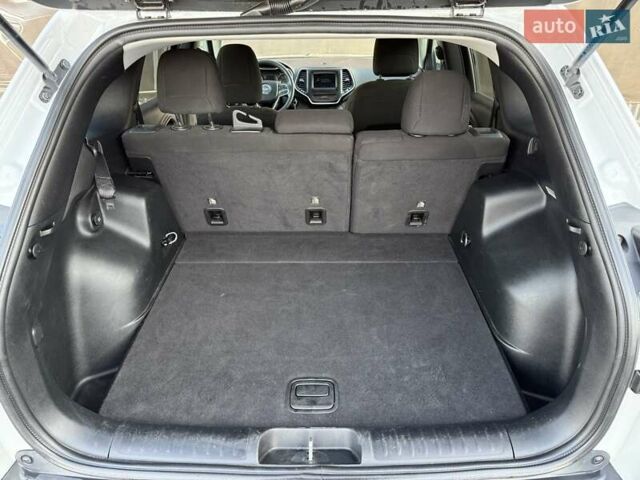 Білий Джип Cherokee, об'ємом двигуна 2.36 л та пробігом 182 тис. км за 13300 $, фото 21 на Automoto.ua