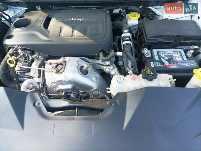 Білий Джип Cherokee, об'ємом двигуна 2 л та пробігом 80 тис. км за 18499 $, фото 12 на Automoto.ua