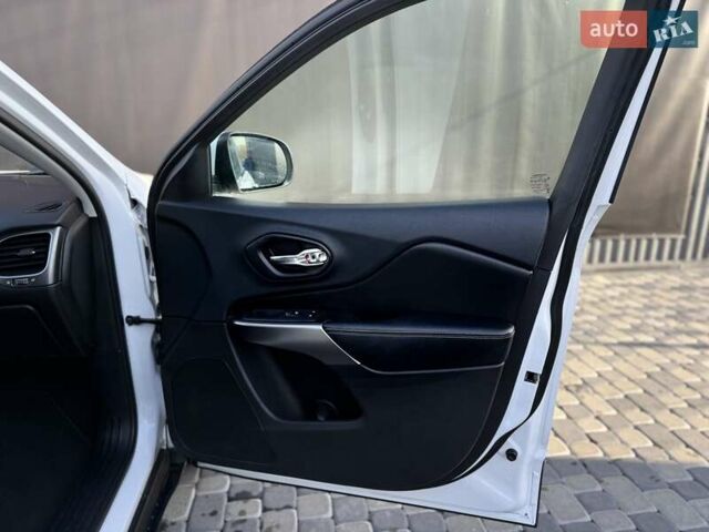 Білий Джип Cherokee, об'ємом двигуна 2.36 л та пробігом 182 тис. км за 13300 $, фото 39 на Automoto.ua