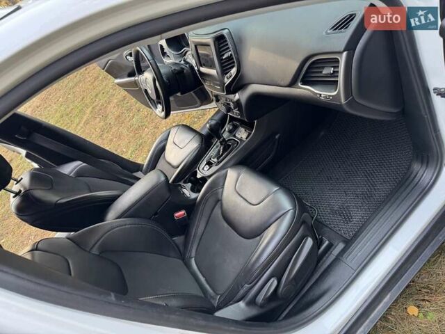 Белый Джип Чероки, объемом двигателя 2.36 л и пробегом 118 тыс. км за 16199 $, фото 21 на Automoto.ua