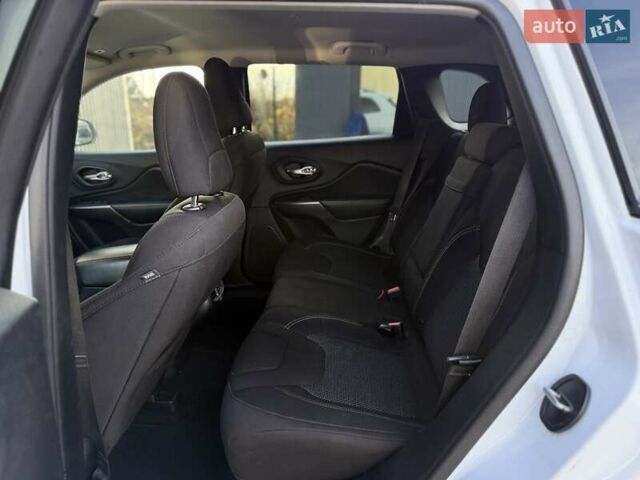 Білий Джип Cherokee, об'ємом двигуна 2.36 л та пробігом 182 тис. км за 13300 $, фото 47 на Automoto.ua