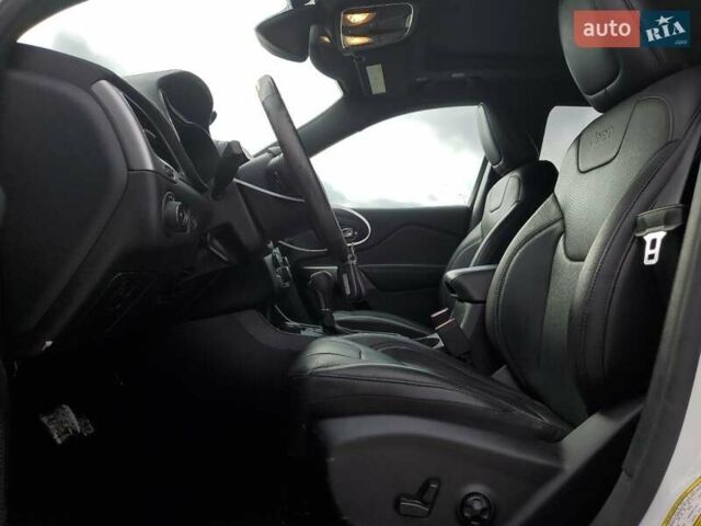 Белый Джип Чероки, объемом двигателя 2 л и пробегом 44 тыс. км за 7300 $, фото 6 на Automoto.ua