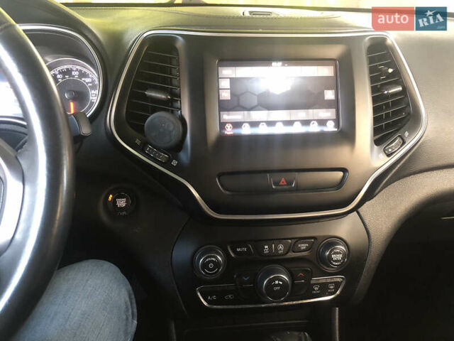 Білий Джип Cherokee, об'ємом двигуна 2.4 л та пробігом 215 тис. км за 15000 $, фото 8 на Automoto.ua