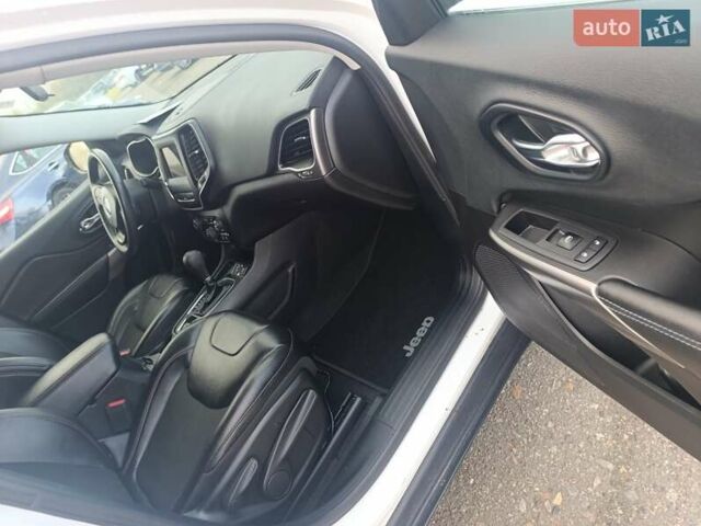 Білий Джип Cherokee, об'ємом двигуна 2.4 л та пробігом 137 тис. км за 15800 $, фото 2 на Automoto.ua