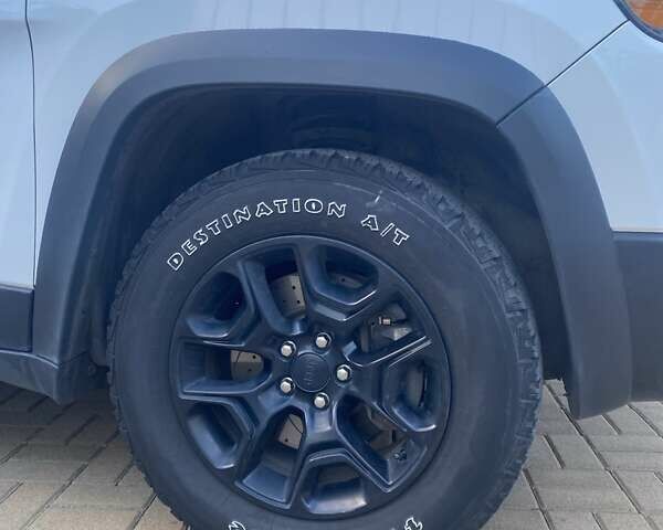 Білий Джип Cherokee, об'ємом двигуна 3.24 л та пробігом 95 тис. км за 18200 $, фото 4 на Automoto.ua