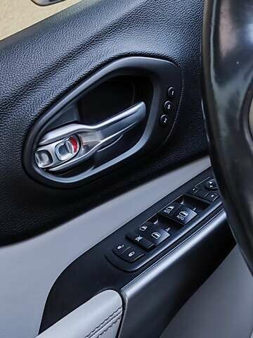 Білий Джип Cherokee, об'ємом двигуна 2.36 л та пробігом 55 тис. км за 18500 $, фото 12 на Automoto.ua