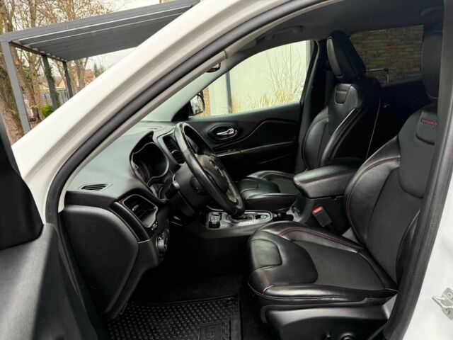 Білий Джип Cherokee, об'ємом двигуна 3.2 л та пробігом 32 тис. км за 14000 $, фото 7 на Automoto.ua