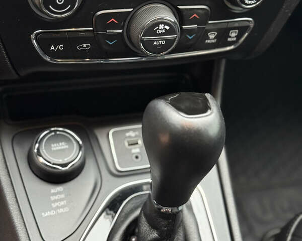 Белый Джип Чероки, объемом двигателя 3.24 л и пробегом 135 тыс. км за 20500 $, фото 13 на Automoto.ua