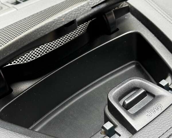 Білий Джип Cherokee, об'ємом двигуна 2.36 л та пробігом 170 тис. км за 18500 $, фото 16 на Automoto.ua