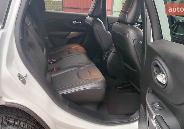 Білий Джип Cherokee, об'ємом двигуна 3.2 л та пробігом 67 тис. км за 18500 $, фото 22 на Automoto.ua