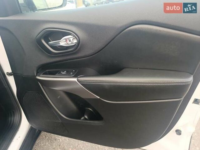 Білий Джип Cherokee, об'ємом двигуна 2.4 л та пробігом 137 тис. км за 15800 $, фото 1 на Automoto.ua