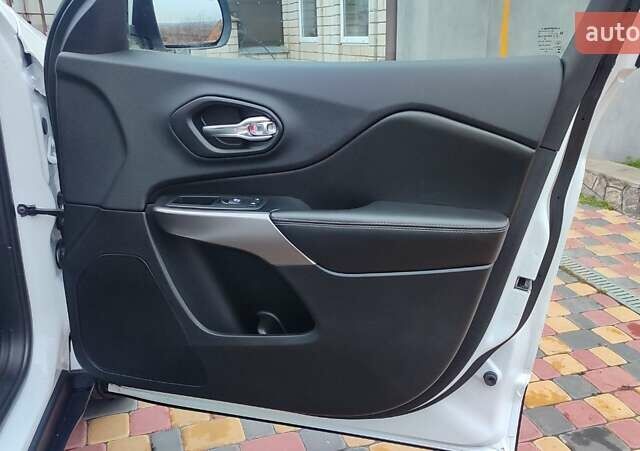 Білий Джип Cherokee, об'ємом двигуна 3.2 л та пробігом 67 тис. км за 18500 $, фото 26 на Automoto.ua