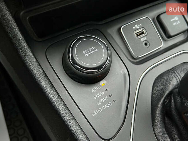 Белый Джип Чероки, объемом двигателя 2.36 л и пробегом 51 тыс. км за 21300 $, фото 18 на Automoto.ua