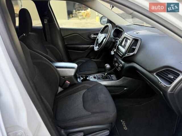 Білий Джип Cherokee, об'ємом двигуна 2.36 л та пробігом 182 тис. км за 13300 $, фото 40 на Automoto.ua