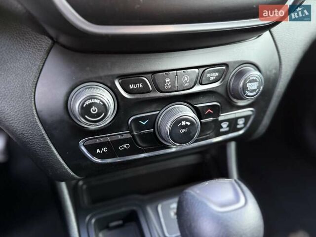 Білий Джип Cherokee, об'ємом двигуна 2.36 л та пробігом 182 тис. км за 13300 $, фото 36 на Automoto.ua