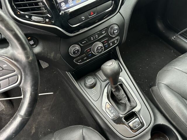 Білий Джип Cherokee, об'ємом двигуна 3.2 л та пробігом 123 тис. км за 13200 $, фото 9 на Automoto.ua