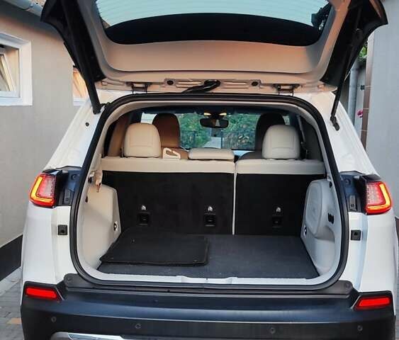 Білий Джип Cherokee, об'ємом двигуна 2.36 л та пробігом 55 тис. км за 18500 $, фото 4 на Automoto.ua