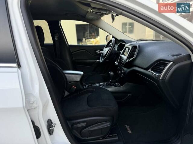 Білий Джип Cherokee, об'ємом двигуна 2.36 л та пробігом 182 тис. км за 13300 $, фото 41 на Automoto.ua