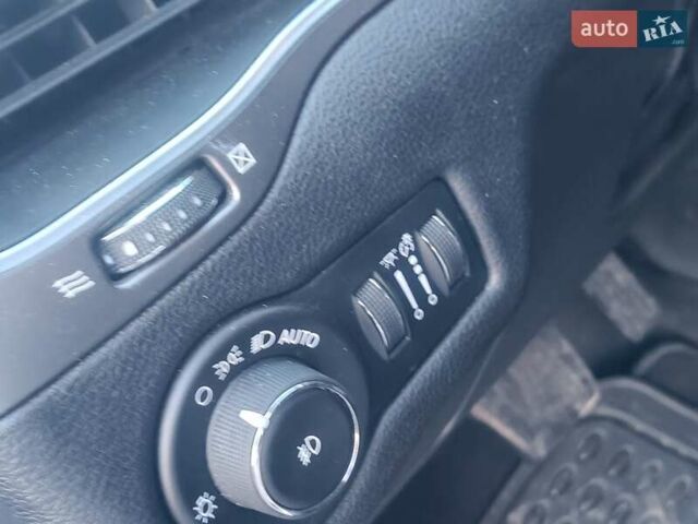 Белый Джип Чероки, объемом двигателя 2.36 л и пробегом 68 тыс. км за 16600 $, фото 12 на Automoto.ua