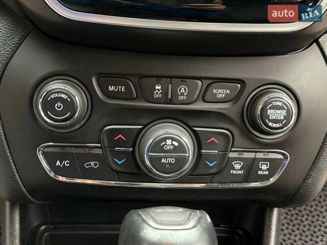 Білий Джип Cherokee, об'ємом двигуна 2.36 л та пробігом 170 тис. км за 18500 $, фото 18 на Automoto.ua