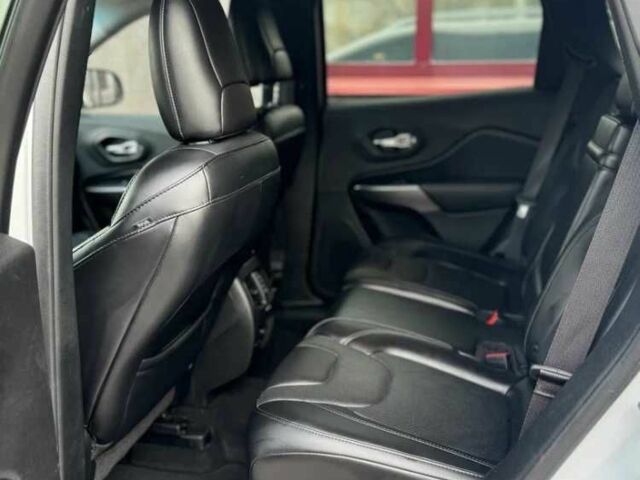 Белый Джип Чероки, объемом двигателя 0 л и пробегом 110 тыс. км за 15000 $, фото 10 на Automoto.ua