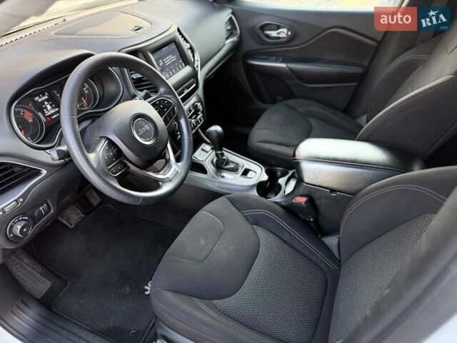 Белый Джип Чероки, объемом двигателя 2.36 л и пробегом 183 тыс. км за 12999 $, фото 28 на Automoto.ua