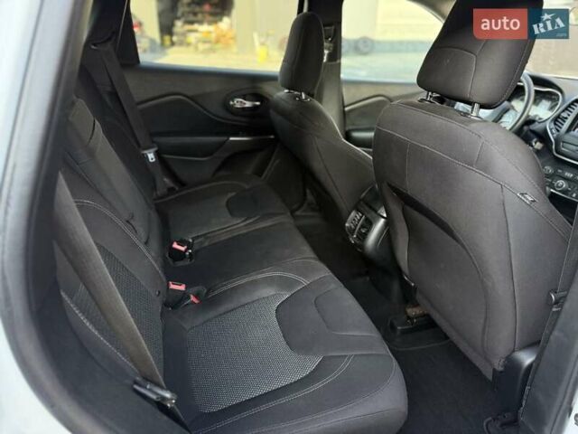 Білий Джип Cherokee, об'ємом двигуна 2.36 л та пробігом 182 тис. км за 13300 $, фото 45 на Automoto.ua