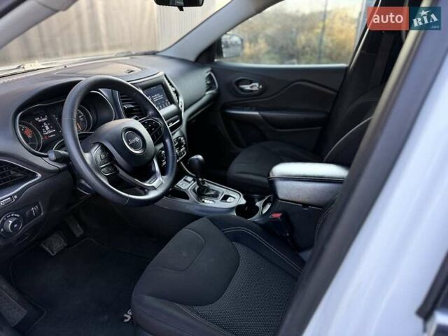 Білий Джип Cherokee, об'ємом двигуна 2.36 л та пробігом 182 тис. км за 13300 $, фото 29 на Automoto.ua