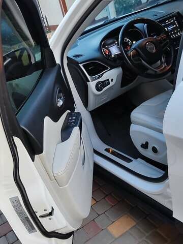 Білий Джип Cherokee, об'ємом двигуна 2.36 л та пробігом 55 тис. км за 18500 $, фото 10 на Automoto.ua