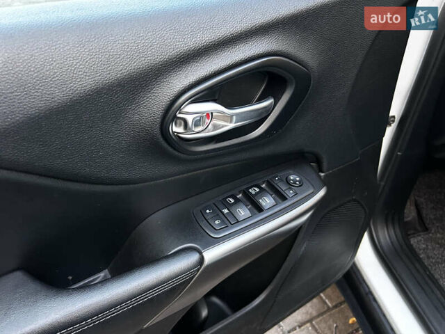 Білий Джип Cherokee, об'ємом двигуна 2.4 л та пробігом 247 тис. км за 15300 $, фото 13 на Automoto.ua