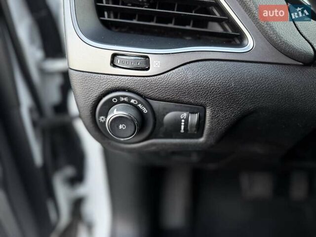 Білий Джип Cherokee, об'ємом двигуна 2.36 л та пробігом 182 тис. км за 13300 $, фото 33 на Automoto.ua