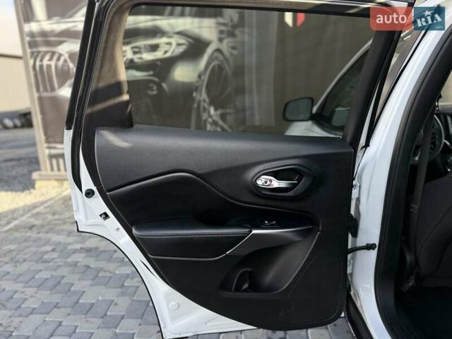 Білий Джип Cherokee, об'ємом двигуна 2.36 л та пробігом 182 тис. км за 13300 $, фото 46 на Automoto.ua