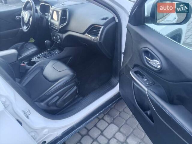 Белый Джип Чероки, объемом двигателя 2.36 л и пробегом 68 тыс. км за 16600 $, фото 6 на Automoto.ua