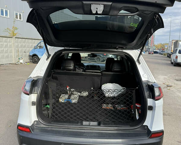 Джип Чероки 2019 в Киеве на Automoto.ua Белый Джип Чероки, объемом двигателя 3.24 л и пробегом 80 тыс. км за 20500 $, фото 6 на Automoto.ua