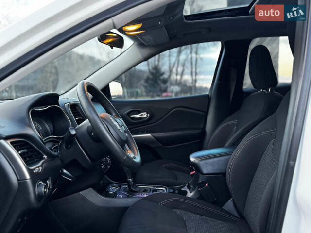 Белый Джип Чероки, объемом двигателя 2.36 л и пробегом 177 тыс. км за 15999 $, фото 18 на Automoto.ua