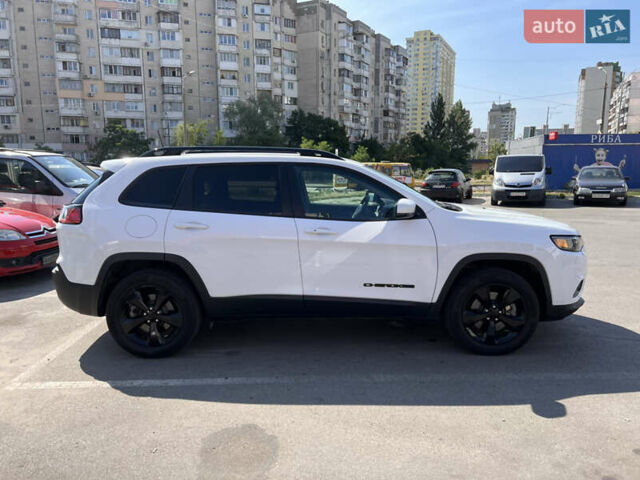 Белый Джип Чероки, объемом двигателя 2 л и пробегом 37 тыс. км за 24500 $, фото 4 на Automoto.ua