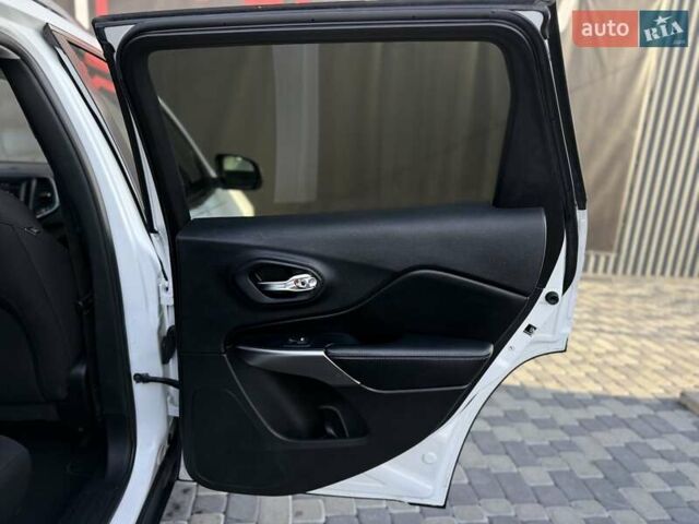 Белый Джип Чероки, объемом двигателя 2.36 л и пробегом 183 тыс. км за 12999 $, фото 44 на Automoto.ua