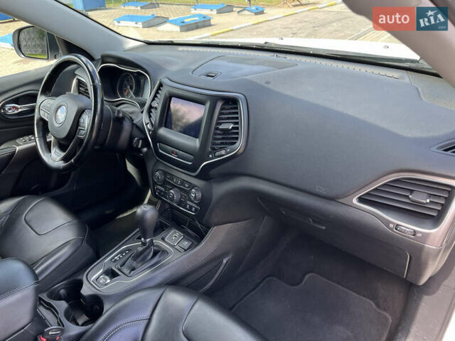 Білий Джип Cherokee, об'ємом двигуна 2.36 л та пробігом 120 тис. км за 15000 $, фото 41 на Automoto.ua