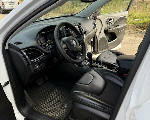 Джип Чероки 2019 в Киеве на Automoto.ua Белый Джип Чероки, объемом двигателя 3.24 л и пробегом 80 тыс. км за 20500 $, фото 18 на Automoto.ua