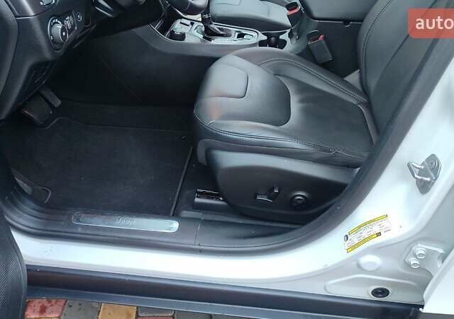 Білий Джип Cherokee, об'ємом двигуна 3.2 л та пробігом 67 тис. км за 18500 $, фото 31 на Automoto.ua