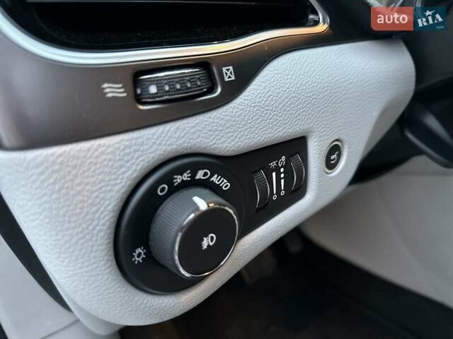 Білий Джип Cherokee, об'ємом двигуна 2.36 л та пробігом 153 тис. км за 15900 $, фото 19 на Automoto.ua