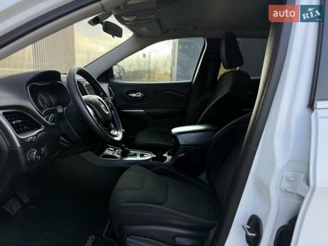 Білий Джип Cherokee, об'ємом двигуна 2.36 л та пробігом 182 тис. км за 13300 $, фото 24 на Automoto.ua