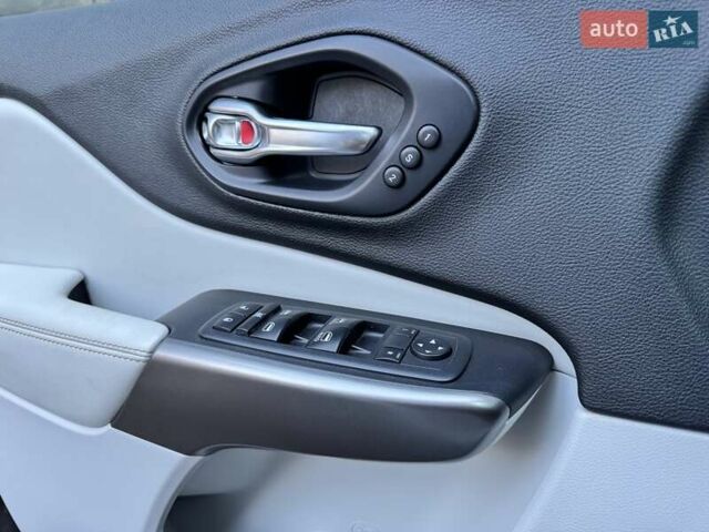 Джип Чероки 2019 в Полтаве на Automoto.ua Белый Джип Чероки, объемом двигателя 2.36 л и пробегом 115 тыс. км за 17000 $, фото 12 на Automoto.ua