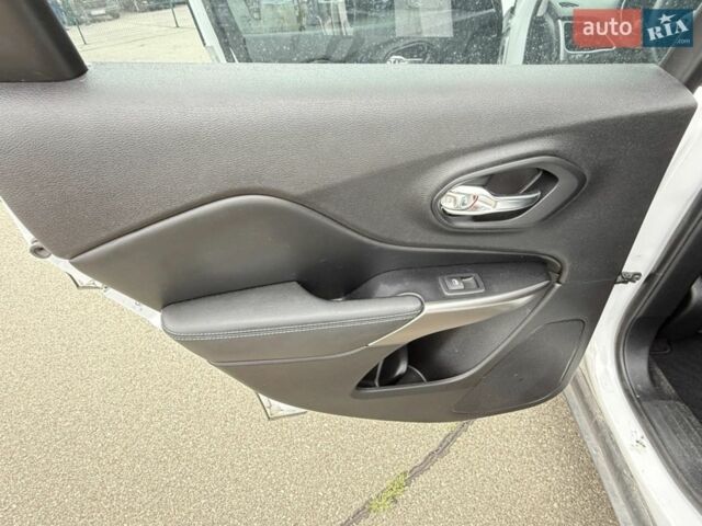 Білий Джип Cherokee, об'ємом двигуна 2.4 л та пробігом 198 тис. км за 3998 $, фото 9 на Automoto.ua