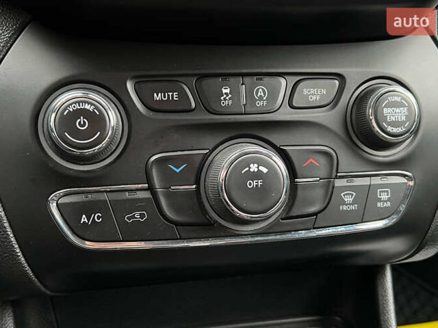 Белый Джип Чероки, объемом двигателя 2.36 л и пробегом 51 тыс. км за 21300 $, фото 16 на Automoto.ua