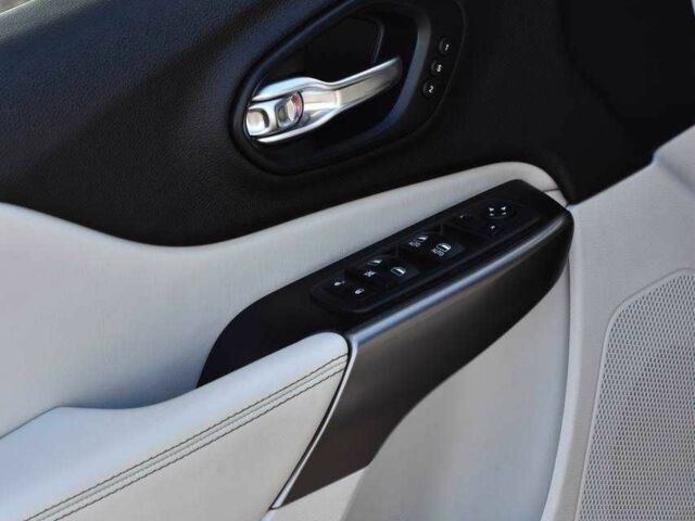 Білий Джип Cherokee, об'ємом двигуна 3.2 л та пробігом 83 тис. км за 18900 $, фото 13 на Automoto.ua