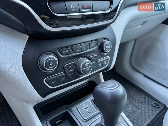 Джип Чероки 2019 в Полтаве на Automoto.ua Белый Джип Чероки, объемом двигателя 2.36 л и пробегом 115 тыс. км за 17000 $, фото 14 на Automoto.ua