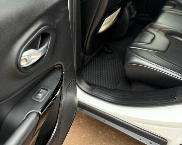 Белый Джип Чероки, объемом двигателя 3.24 л и пробегом 135 тыс. км за 20500 $, фото 18 на Automoto.ua