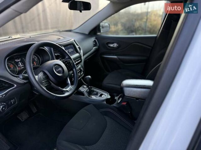 Белый Джип Чероки, объемом двигателя 2.36 л и пробегом 183 тыс. км за 12999 $, фото 30 на Automoto.ua